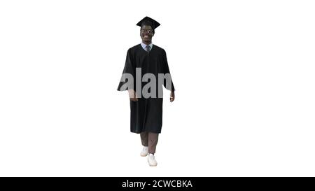 Lächelnd African American Männlich Student in Graduation Robe Walking Stockfoto