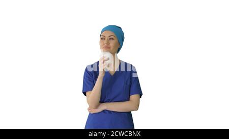 Lächelnd weibliche Arzt oder Krankenschwester in blauer Uniform mit einem Kaffee b Stockfoto
