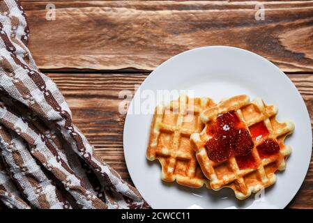 Oblaten Essen mit Erdbeermarmelade auf einem weißen Teller Stockfoto