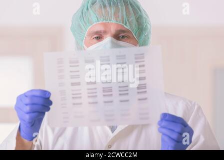 Wissenschaftler analizing DNA-Sequenz im modernen Labor Stockfoto