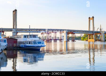 Verlassene alte Brücke über den Fluss Dnipro. Kiew, Ukraine Stockfoto