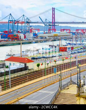 Gepflasterte Treppen zum Handelshafen von Lissabon am Tejo, Schiffe, Kräne, Container, Brücke am 25. April im Hintergrund, Stockfoto