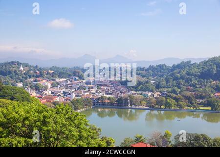 Sri Lanka, Kandy, Blick auf Kandy See mit Bahiravokanda Vihara Buddha Statue in der Ferne Stockfoto