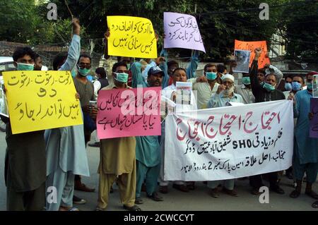 Karatschi, Pakistan. September 2020. Die Bewohner der Amin Park Number 02 Band Road veranstalten am Dienstag, den 29. September 2020, im Lahore Press Club eine Protestdemonstration gegen die hohe Handlichkeit der Polizeiabteilung. Kredit: Asianet-Pakistan/Alamy Live Nachrichten Stockfoto