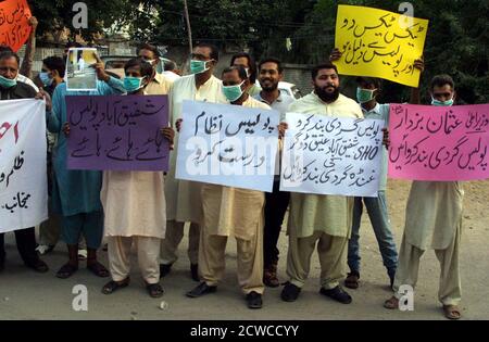 Karatschi, Pakistan. September 2020. Die Bewohner der Amin Park Number 02 Band Road veranstalten am Dienstag, den 29. September 2020, im Lahore Press Club eine Protestdemonstration gegen die hohe Handlichkeit der Polizeiabteilung. Kredit: Asianet-Pakistan/Alamy Live Nachrichten Stockfoto