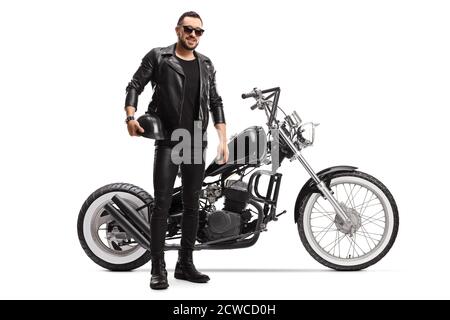 In voller Länge Porträt eines Biker in Lederjacke und Hose mit einem Chopper Motorrad isoliert auf weißem Hintergrund Stockfoto