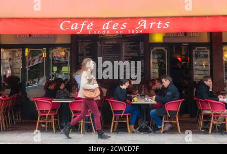 Bordeaux, Departement Gironde, Aquitanien, Frankreich. Café-Leben. Tische und Stühle auf dem Bürgersteig. Cafe des Artes auf Cours Victor Hugo. Das historische Zentrum von Stockfoto