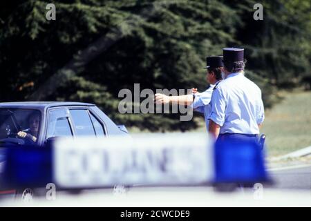 Französische Zollbeamte Drogenkontrolle Inspektion auf der Autobahn A7, Rhone-Tal, Frankreich Stockfoto