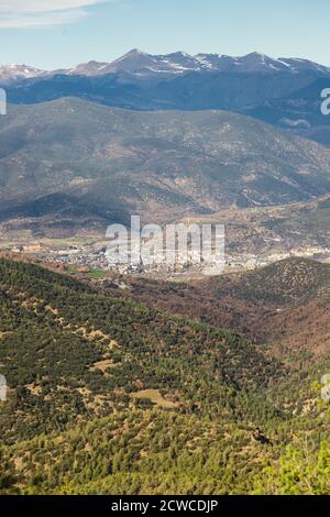 Landschaft des Panoramas der Stadt la Seu d'Urgell, Blick aus den Bergen. Katalanische Stadt in den pyrenäen. Tourismus in den europäischen Bergen Stockfoto