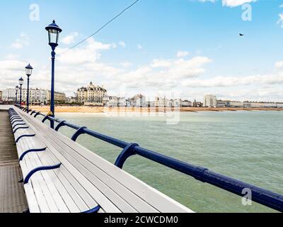 Eastbourne Strand und Meer, England. Ein Blick auf die Küste östlich des Piers in der beliebten Küstenstadt an der Südküste von Großbritannien. Stockfoto