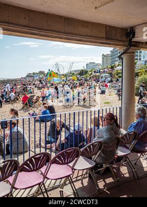 Sommer in Eastbourne, England.EINE geschäftige Strandszene auf dem Höhepunkt des englischen Sommers gefüllt mit Touristen genießen das warme Wetter. Stockfoto