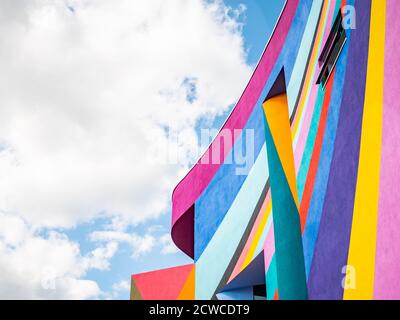 The Towner Art Gallery, Eastbourne, East Sussex, Großbritannien. Lothar Gotz' unverwechselbares Wandgemälde an der Außenfassade von Eastbourne's zeitgenössischer Kunstgalerie. Stockfoto