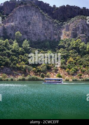 Touristenboot auf dem grün gefärbten Fluss Dalyan zwischen dem See Köyceğiz und dem Strand Iztuzu, Dalyan, Provinz Muğla, Türkei Stockfoto