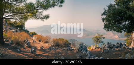 Hochwinkelpanorama der Mündung und des Sülüngür Sees vom Aussichtspunkt auf Radarberg, Dalyan, Ortaca/Muğla, Türkei Stockfoto