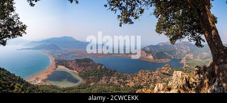 Hochwinkelpanorama auf Iztuzu Beach mit Mündung und Sülüngür See, Dalyan, Ortaca/Muğla, Türkei Stockfoto