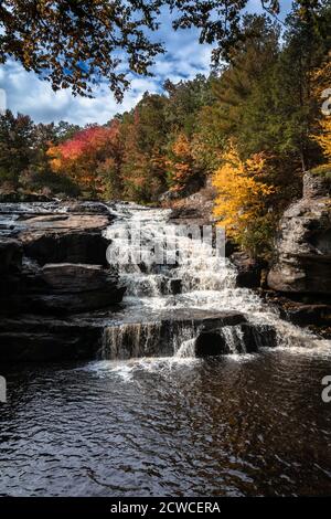 Brillante Herbstfärbung umgibt die schönen Kaskadierung Shohola Falls in Die Pennsylvania Poconos Stockfoto