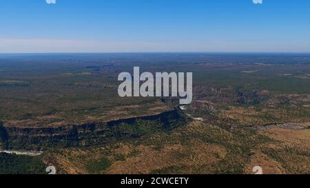 Luftaufnahme des Zambesi River Canyon, die Grenze von Simbabwe und Sambia, und das Buschland vom Hubschrauber in der Nähe von Victoria Falls, Afrika. Stockfoto