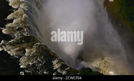 Nahaufnahme Luftaufnahme in der Kehle der majestätischen Victoria Falls mit Boden durch das Spray am Ende der Regenzeit vom Hubschrauber sichtbar. Stockfoto