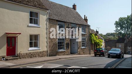 Malmesbury, Wiltshire, England, Großbritannien. 2020. The Smoking Dog ein altes britisches öffentliches Haus an der High Street im Malmesbury, Wiltshire. Stockfoto