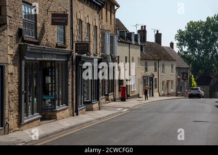 Malmesbury, Wiltshire, England, Großbritannien. 2020. Alte Geschäfte und Wohnungen auf der High Street in Malmesbury, Wiltshire auf der High Street in dieser Marktstadt, Stockfoto