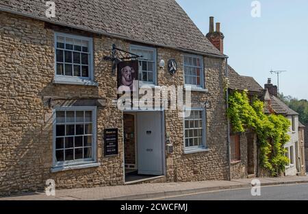 Malmesbury, Wiltshire, England, Großbritannien. 2020. The Smoking Dog ein altes britisches öffentliches Haus an der High Street im Malmesbury, Wiltshire. Stockfoto