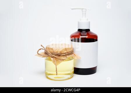 Glas und Flasche mit Bio-Öl. Kosmetische medizinische Präparate in Behältern auf weißem Hintergrund Stockfoto