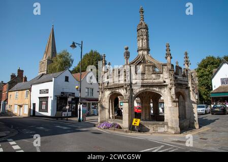 Malmesbury, Wiltshire, England, Großbritannien. 2020. Das historische Marktkreuz auf der High Street im Malmesbury, Wiltshire. Stammt aus dem Jahr 1490, Stockfoto