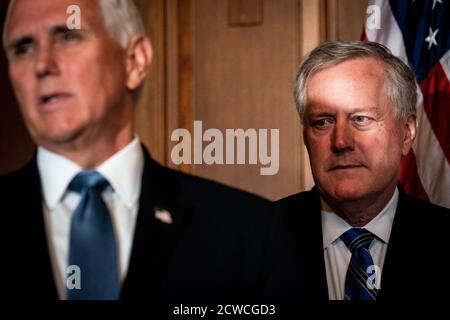 Der Stabschef des Weißen Hauses, Mark Meadows, sieht zu, wie Vizepräsident Mike Pence während eines Treffens mit Richterin Amy Coney Barrett, Präsident Donald Trumps Kandidatin für den Obersten Gerichtshof, und dem Mehrheitsführer des Senats Mitch McConnell (R-KY) (nicht abgebildet) im Capitol in Washington, DC am 29. September 2020 spricht. (Erin Schaff/The New York Times)Quelle: Erin Schaff/Pool via CNPCNP Stockfoto