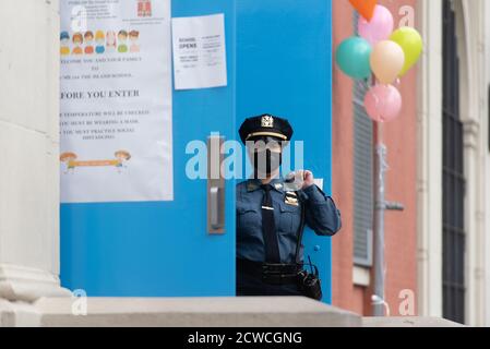 Ein Sicherheitsbeamter der Schule steht vor P.S. 188 als Grundschüler am September in die öffentlichen Schulen der Stadt zurückkehren, um dort persönlich zu lernen Stockfoto