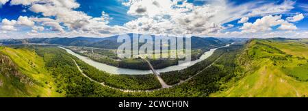 Panorama Blue Katun Fluss Altai Berge republik Russland, Luftaufnahme von oben Stockfoto