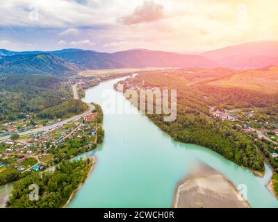 Tal des Katun-Flusses Sturmwolken, Altai-Berge republik, Sibirien Russland, Luftaufnahme von oben Stockfoto