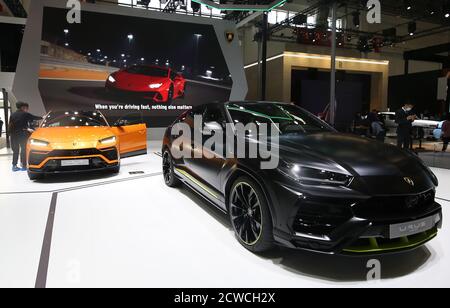 Peking, China. September 2020. Lamboghinis URUS-Modelle sind am Dienstag, den 29. September 2020, auf der internationalen Auto China Show in Peking zu sehen. Tausende von potenziellen Käufern und Fans von Neuwagen strömten zu einer der größten Automobilmessen der Welt, nur wenige Monate nachdem Chinas Hauptstadt alle obligatorischen Covid-19-Schutzmaßnahmen aufgehoben hatte. Foto von Stephen Shaver/UPI Kredit: UPI/Alamy Live Nachrichten Stockfoto