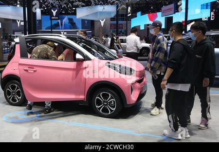 Peking, China. September 2020. Chinesische Check-out Chery's EQ1 auf der internationalen Auto China Show in Peking am Dienstag, 29. September 2020. Tausende von potenziellen Käufern und Fans von Neuwagen strömten zu einer der größten Automobilmessen der Welt, nur wenige Monate nachdem Chinas Hauptstadt alle obligatorischen Covid-19-Schutzmaßnahmen aufgehoben hatte. Foto von Stephen Shaver/UPI Kredit: UPI/Alamy Live Nachrichten Stockfoto
