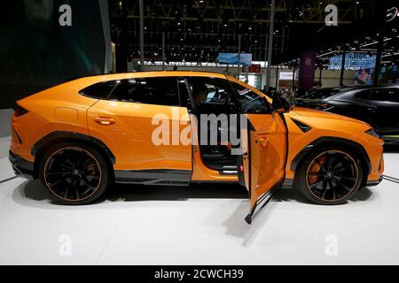 Peking, China. September 2020. Lamboghinis URUS-Modelle sind am Dienstag, den 29. September 2020, auf der internationalen Auto China Show in Peking zu sehen. Tausende von potenziellen Käufern und Fans von Neuwagen strömten zu einer der größten Automobilmessen der Welt, nur wenige Monate nachdem Chinas Hauptstadt alle obligatorischen Covid-19-Schutzmaßnahmen aufgehoben hatte. Foto von Stephen Shaver/UPI Kredit: UPI/Alamy Live Nachrichten Stockfoto