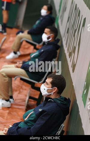 Paris, Frankreich. September 2020. Roland Garros Paris French Open 2020 Tag 3 290920 Line Judges - The Three Masketeers Credit: Roger Parker/Alamy Live News Stockfoto