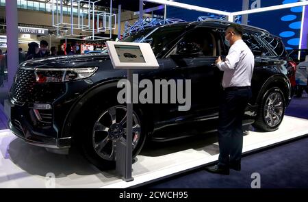 Peking, China. September 2020. Chinesische Check-out der neue Ford Explorer auf dem Display auf der internationalen Auto China Show in Peking am Dienstag, 29. September 2020. Tausende von potenziellen Käufern und Fans von Neuwagen strömten zu einer der größten Automobilmessen der Welt, nur wenige Monate nachdem Chinas Hauptstadt alle obligatorischen Covid-19-Schutzmaßnahmen aufgehoben hatte. Foto von Stephen Shaver/UPI Kredit: UPI/Alamy Live Nachrichten Stockfoto