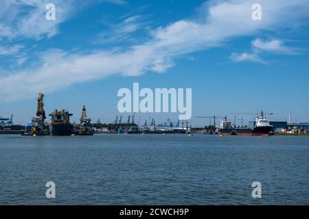 Hafen mit großen Kranen und Containern in Rotterdam, Holland Stockfoto