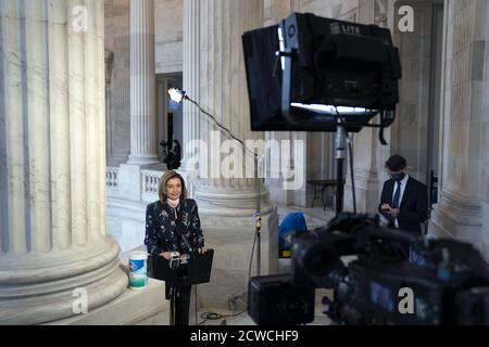 Washington, Usa. September 2020. Die Sprecherin des Repräsentantenhauses Nancy Pelosi (D-CA) spricht während eines Fernsehinterviews im Russell Senate Office Building auf dem Capitol Hill am Dienstag, dem 29. September 2020 in Washington, DC Pelosi hat mehrmals telefonisch mit Finanzminister Steven Mnuchin gesprochen, Aber hat sich noch nicht mit dem Weißen Haus über ein zusätzliches Coronavirus-Stimulus-Paket abgefunden. Foto von Stefani Reynolds/UPI Kredit: UPI/Alamy Live Nachrichten Stockfoto