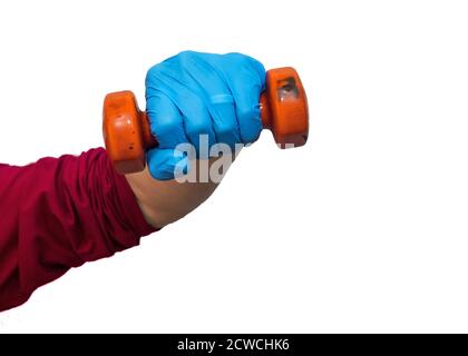 Hand in einem blauen Nitril OP-Handschuhe halten eine kleine Kurzhantel isoliert auf weißem Hintergrund Stockfoto