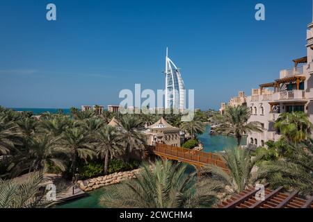 Blick auf Burj Al Arab Jumeirah, ein Luxushotel auf seiner eigenen Insel von Jumeirah Al Qasr, Dubai, Vereinigte Arabische Emirate Stockfoto