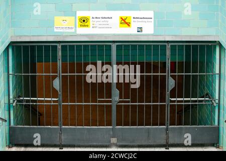 Berlin, Deutschland. September 2020. Das Foto vom 29. September 2020 zeigt einen geschlossenen Eingang an einer U-Bahn-Station während eines Warnstreiks der öffentlichen Verkehrsmittel in Berlin, der Hauptstadt Deutschlands. Der öffentliche Nahverkehr in Berlin mit Bussen, U-Bahnen und Straßenbahnen wurde am Dienstag um 3:00 Uhr durch einen Warnstreik im Streit um Arbeitsbedingungen und Lohn unterbrochen. Quelle: Binh Truong/Xinhua/Alamy Live News Stockfoto