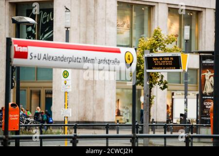 Berlin, Deutschland. September 2020. Das Foto vom 29. September 2020 zeigt einen Bildschirm mit Informationen über einen Warnstreik des öffentlichen Nahverkehrs an einer Straßenbahnhaltestelle in Berlin, der Hauptstadt Deutschlands. Der öffentliche Nahverkehr in Berlin mit Bussen, U-Bahnen und Straßenbahnen wurde am Dienstag um 3:00 Uhr durch einen Warnstreik im Streit um Arbeitsbedingungen und Lohn unterbrochen. Quelle: Binh Truong/Xinhua/Alamy Live News Stockfoto