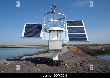 Solar Panel für See Hafen Leuchtturm Energie, blauer Himmel Stockfoto