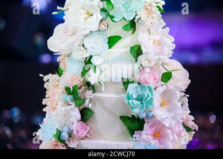 Hochzeit Luxus lecker leckeren Kuchen mit Blumen Stockfoto