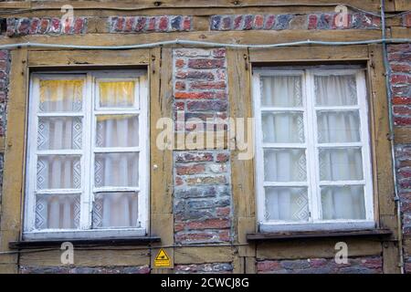 Alte Fenster in Backsteinmauer - Monschau, Deutschland Stockfoto