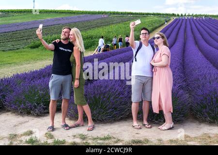 STAROVICKY, TSCHECHISCHE REPUBLIK - 7. JULI 2020: Menschen, die am 7. Juli 2020 in Starovicky, tschechischer Repu, vor einem wunderschönen lila Lavendelfeld fotografieren Stockfoto