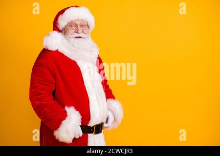 Ho-ho-ho. Bärtige magische Fee Wunder weihnachtsmann mit großen Bauch Bauch Berührung schwarzen Gürtel tragen Stil stilvolle trendige weihnachten Neujahr Outfit isoliert Stockfoto