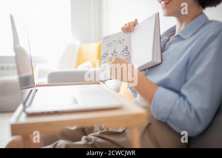 Online-Englischschulung. Frau Lehrer studieren Kinder und Schüler Video-Anruf-Chat Stockfoto