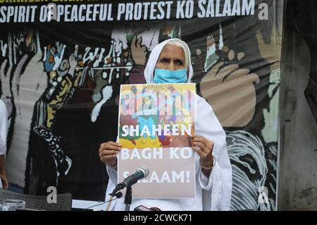 Shaheen Bagh's Bilkis Bano hält ein Plakat während der glücklichen Funktion von Frauenrechtlerinnen, Sayeda Hamid und Annie Raje, nachdem sie in den Top 100 einflussreichsten Persönlichkeiten des Times Magazine in der Kategorie Ikone in der Welt genannt wurde. 82-jährige Bilkis Bano auch genannt (Dadi von Shaheen Bagh), Das Gesicht von Shajeen Bagh Frauen-geführten Protest in Indien. Tausende von Menschen nahmen im vergangenen Jahr an den weit verbreiteten Protesten gegen das Citizenship Amendment Act (CAA) in Shaheen Bagh in Neu-Delhi Teil. Stockfoto