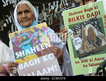 Shaheen Bagh's Bilkis Bano hält ein Plakat während der glücklichen Funktion von Frauenrechtlerinnen, Sayeda Hamid und Annie Raje, nachdem sie in den Top 100 einflussreichsten Persönlichkeiten des Times Magazine in der Kategorie Ikone in der Welt genannt wurde. 82-jährige Bilkis Bano auch genannt (Dadi von Shaheen Bagh), Das Gesicht von Shajeen Bagh Frauen-geführten Protest in Indien. Tausende von Menschen nahmen im vergangenen Jahr an den weit verbreiteten Protesten gegen das Citizenship Amendment Act (CAA) in Shaheen Bagh in Neu-Delhi Teil. Stockfoto